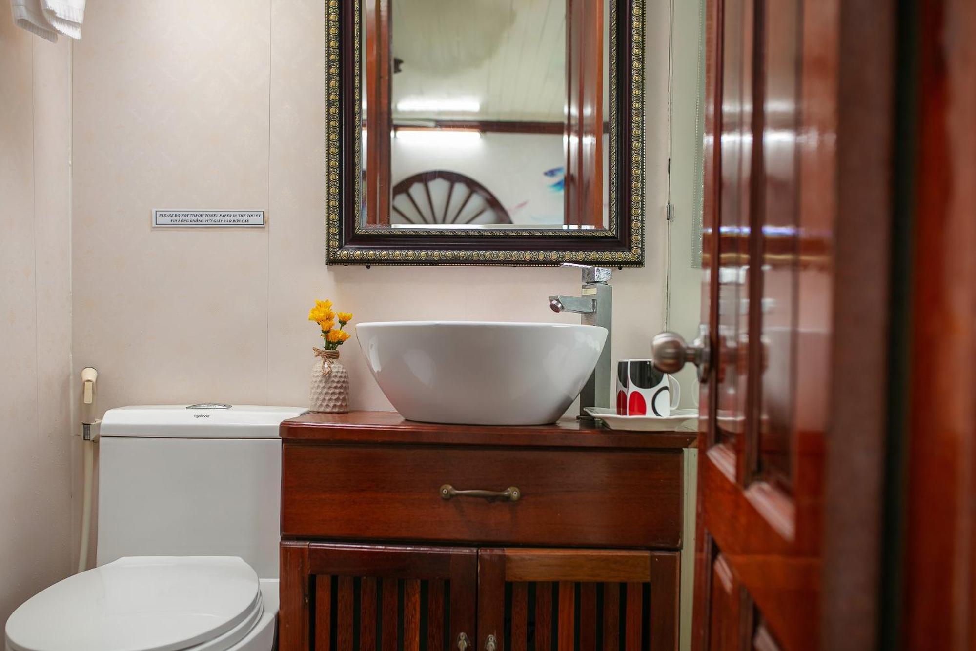 Fantasea Imperial Cruise Hotel Ha Long Bagian luar foto